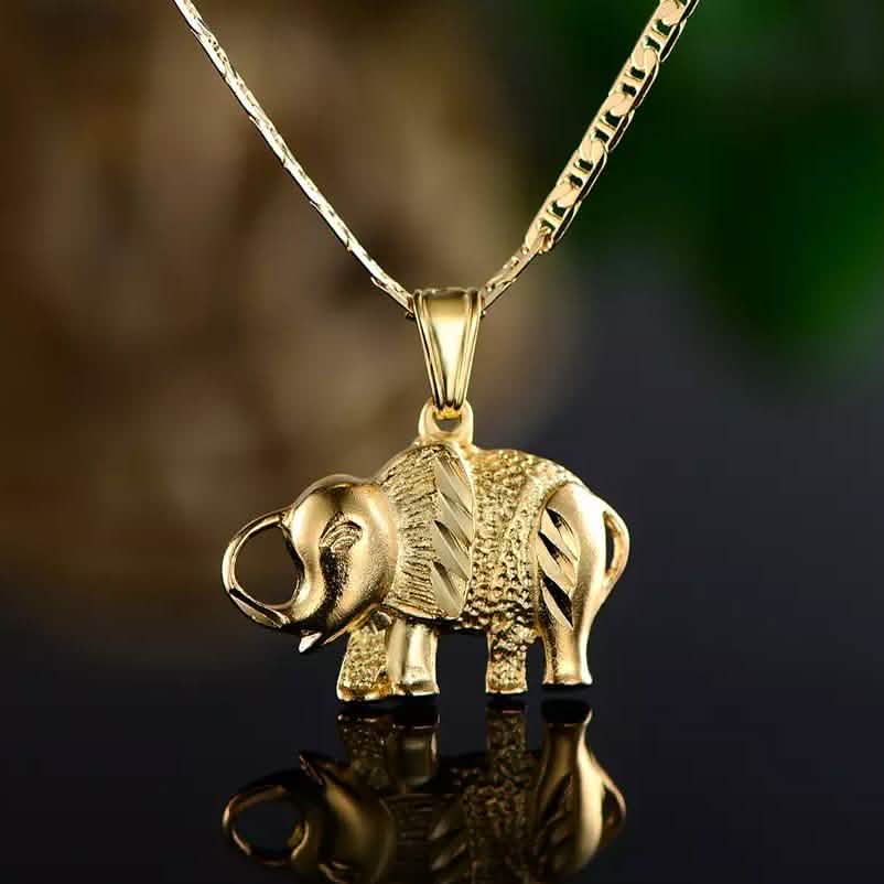 Collar con colgante de elefante feliz chapado en oro de 18 quilates