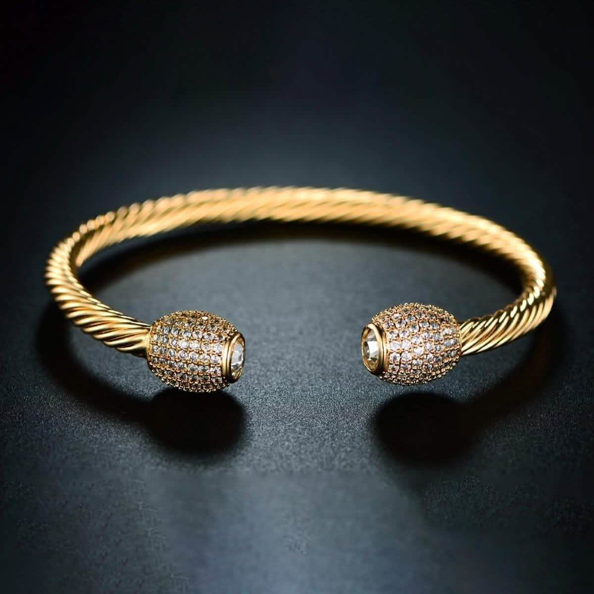Brazalete abierto chapado en oro de 18 quilates con cristales de Barzel