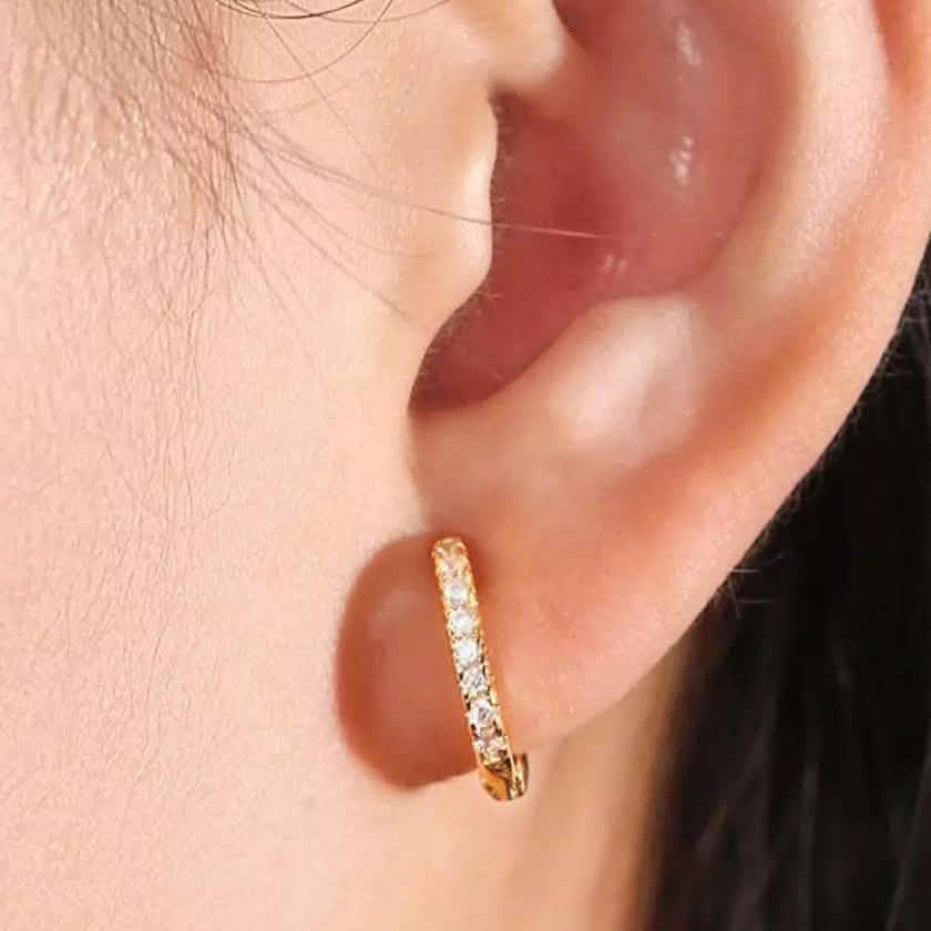 Pendientes tipo Huggie de 18k elaborados con cristales de Swarovski