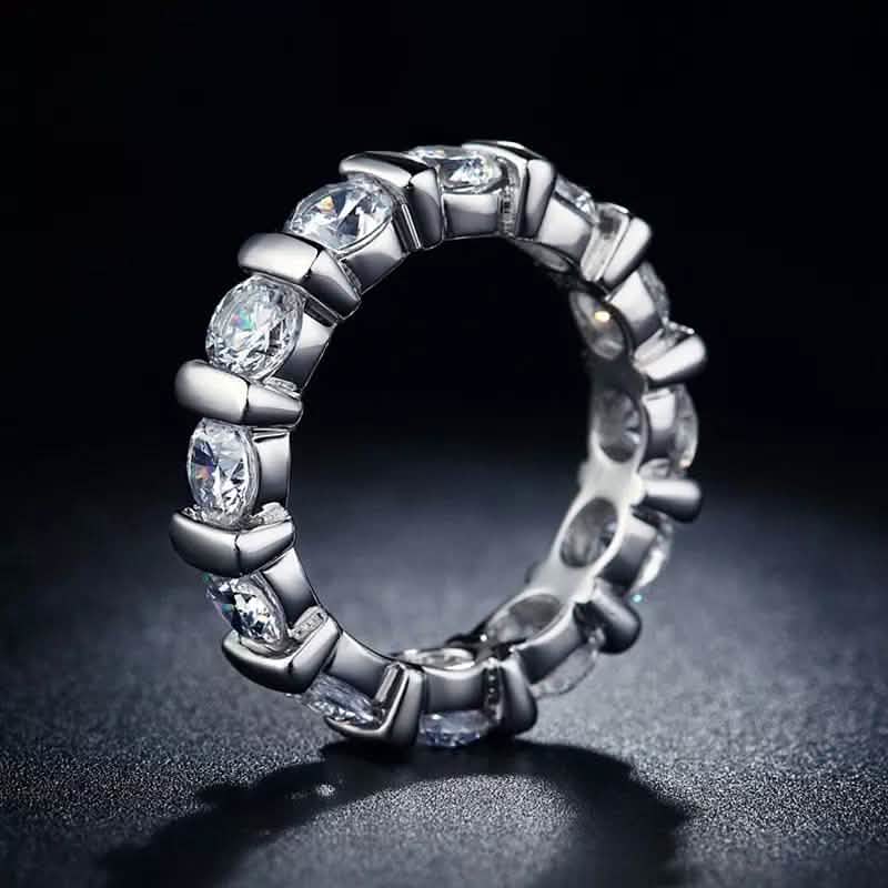 Anillo de eternidad de oro blanco de 18k con corte redondo