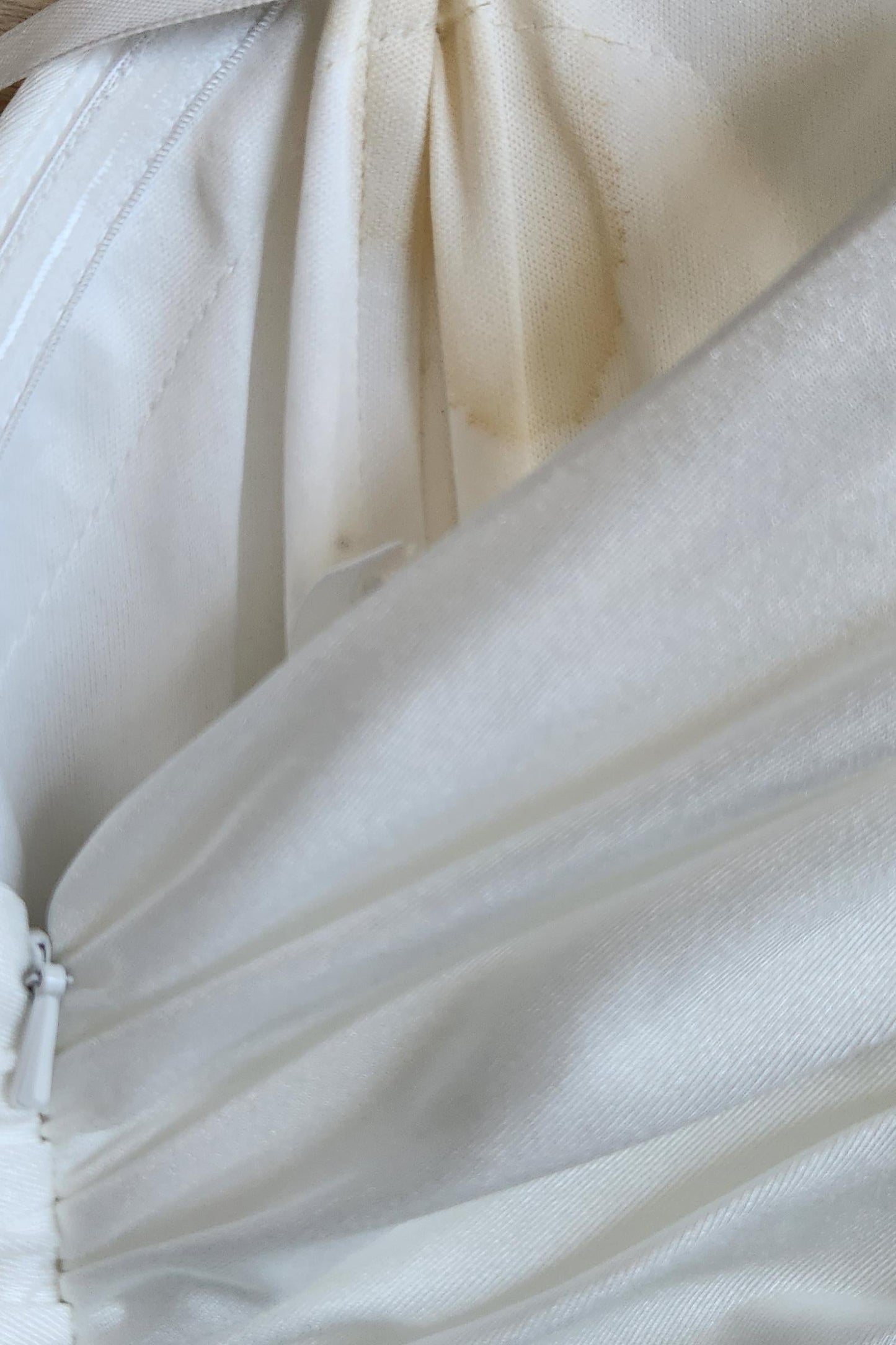 LIQUIDACIÓN - Vestido de novia largo drapeado con hombros descubiertos Ladivine WN315 con sobrefalda (Talla 10)