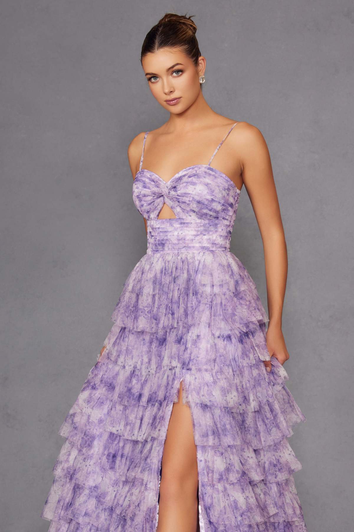 Vestido de fiesta Juliet JT2508A con escote corazón y ojo de cerradura y falda con volantes escalonados