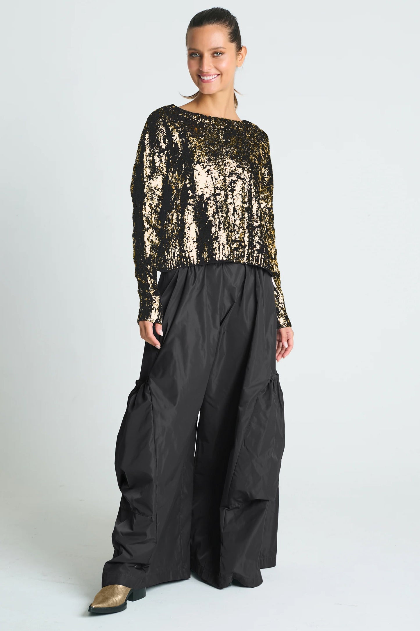 Suéter de cuello redondo con trenzas finas de algodón Pima y detalles metalizados - Negro/Oro