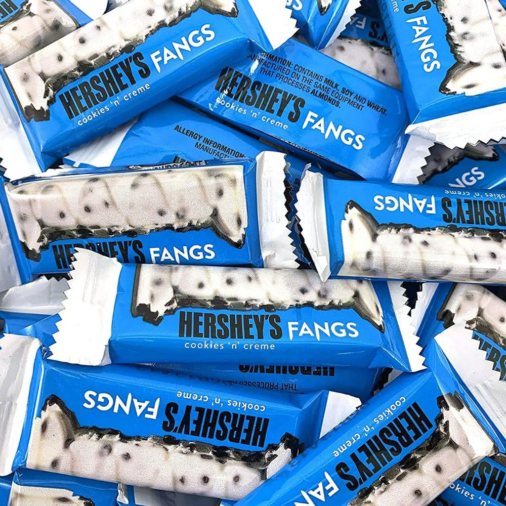 Hershey's Cookies 'n' Cream Fangs – Snack Size Chocolate Bars – Individually Wrapped – Bulk Value Bag