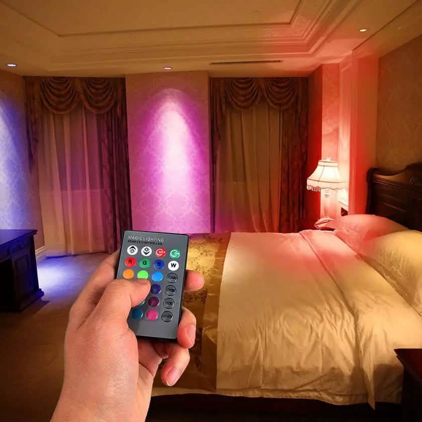 Paquete de 4: Bombilla LED Magic Light (E27 3W) con control remoto - 16 colores