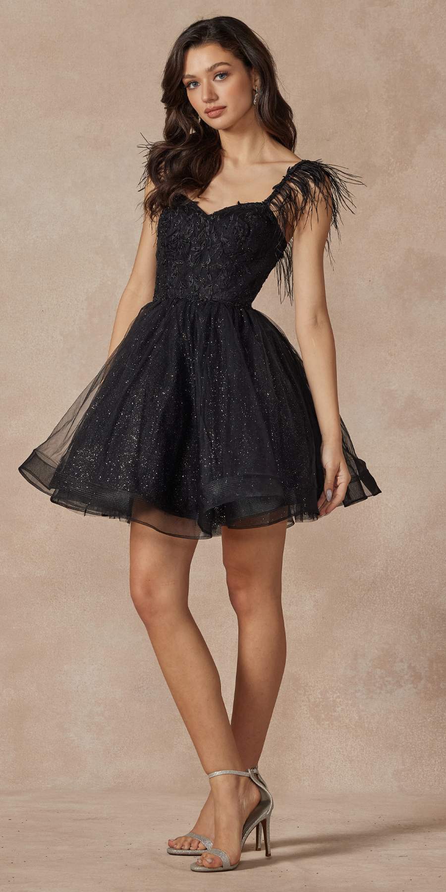 Vestido corto de tul de corte A con corpiño transparente y tirantes de plumas Juliet 881