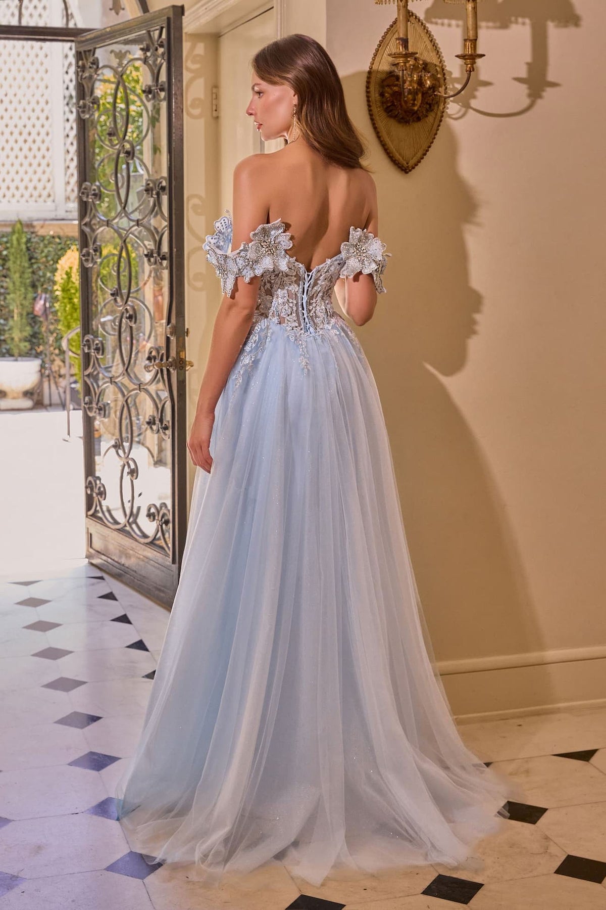 Andrea & Leo A1512 Vestido de tul azul claro con apliques florales, hombros descubiertos y abertura
