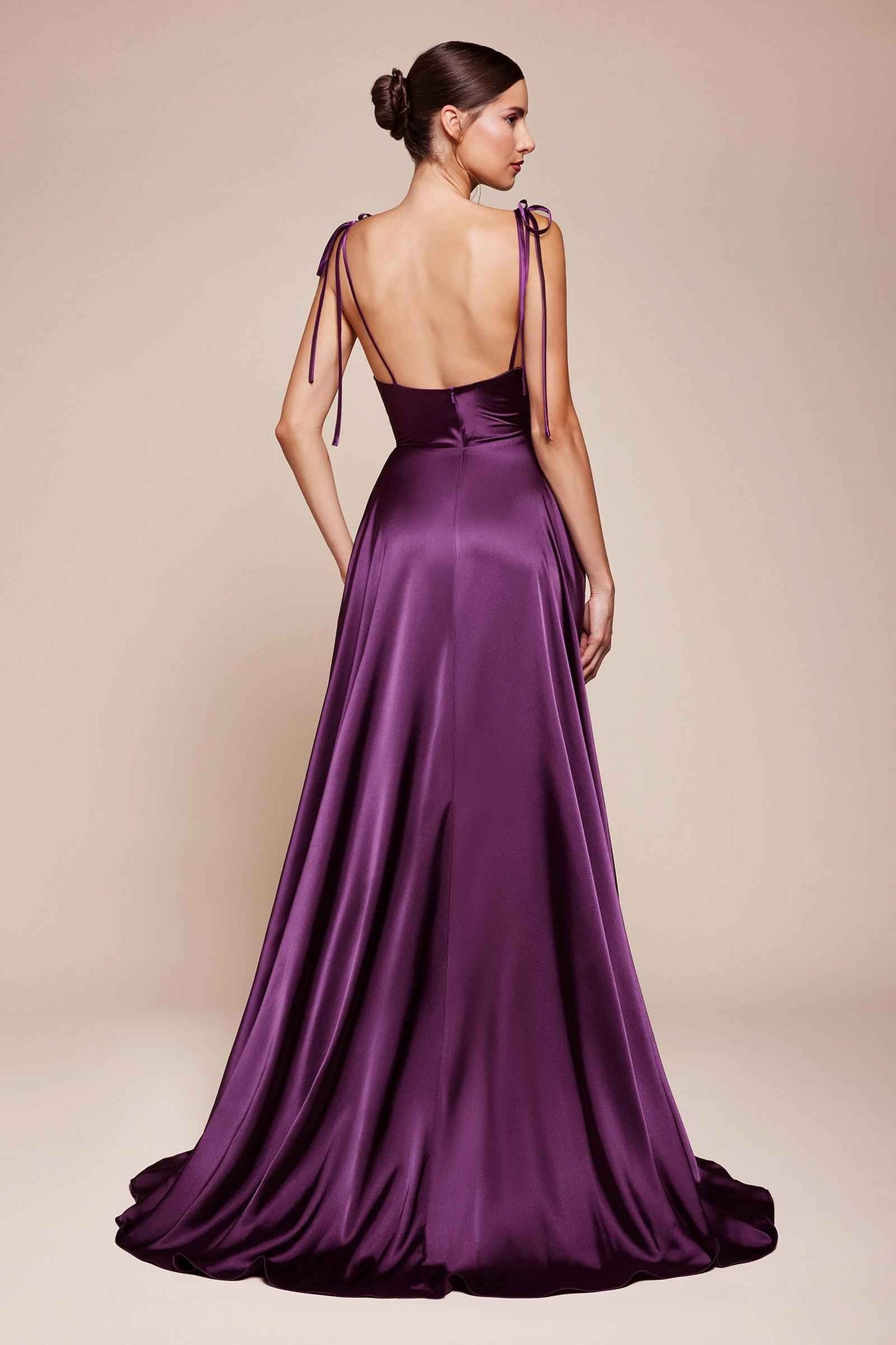 LIQUIDACIÓN - Vestido lavanda de raso BD104 estilo A de Cinderella Divine con escote pronunciado (Talla M)