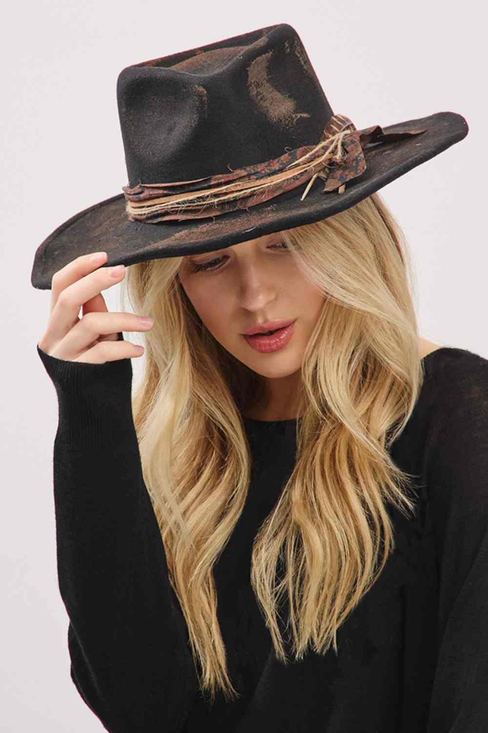 Sombrero Fedora de Vaquera con Cinta de Tela Desgastada y Plumas