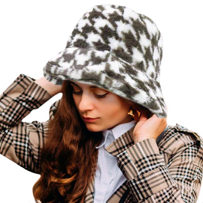 Houndstooth Patterned Faux Fur Bucket Hat