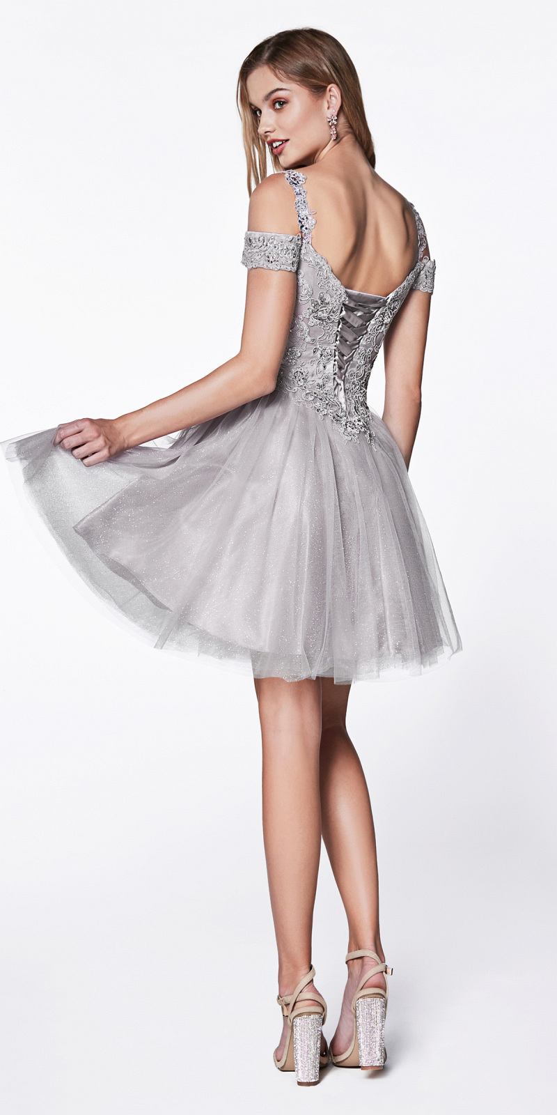 LIQUIDACIÓN - Vestido corto de vuelo Cinderella Divine CD0132 con hombros descubiertos y falda de tul brillante (Talla S)