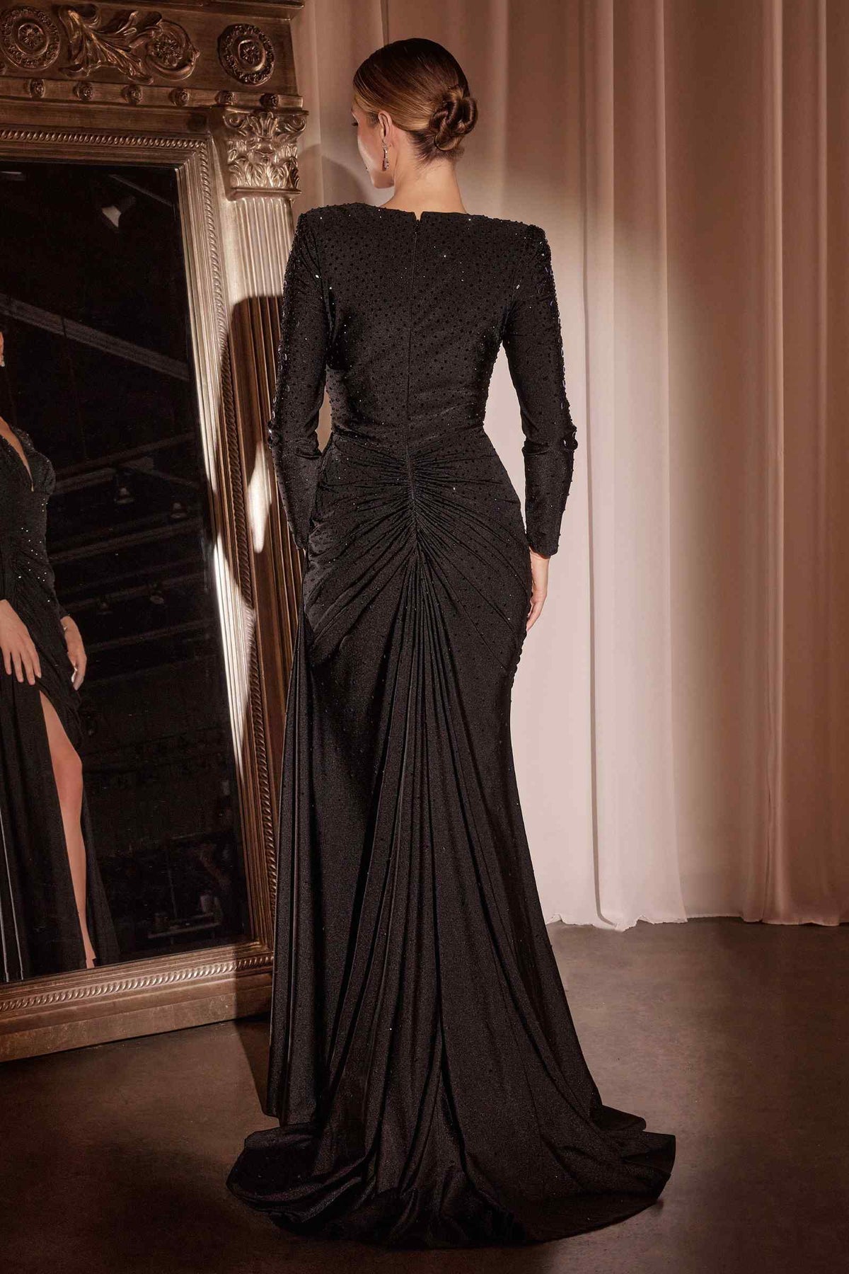Vestido Ladivine CD788 de manga larga en satén elástico adornado