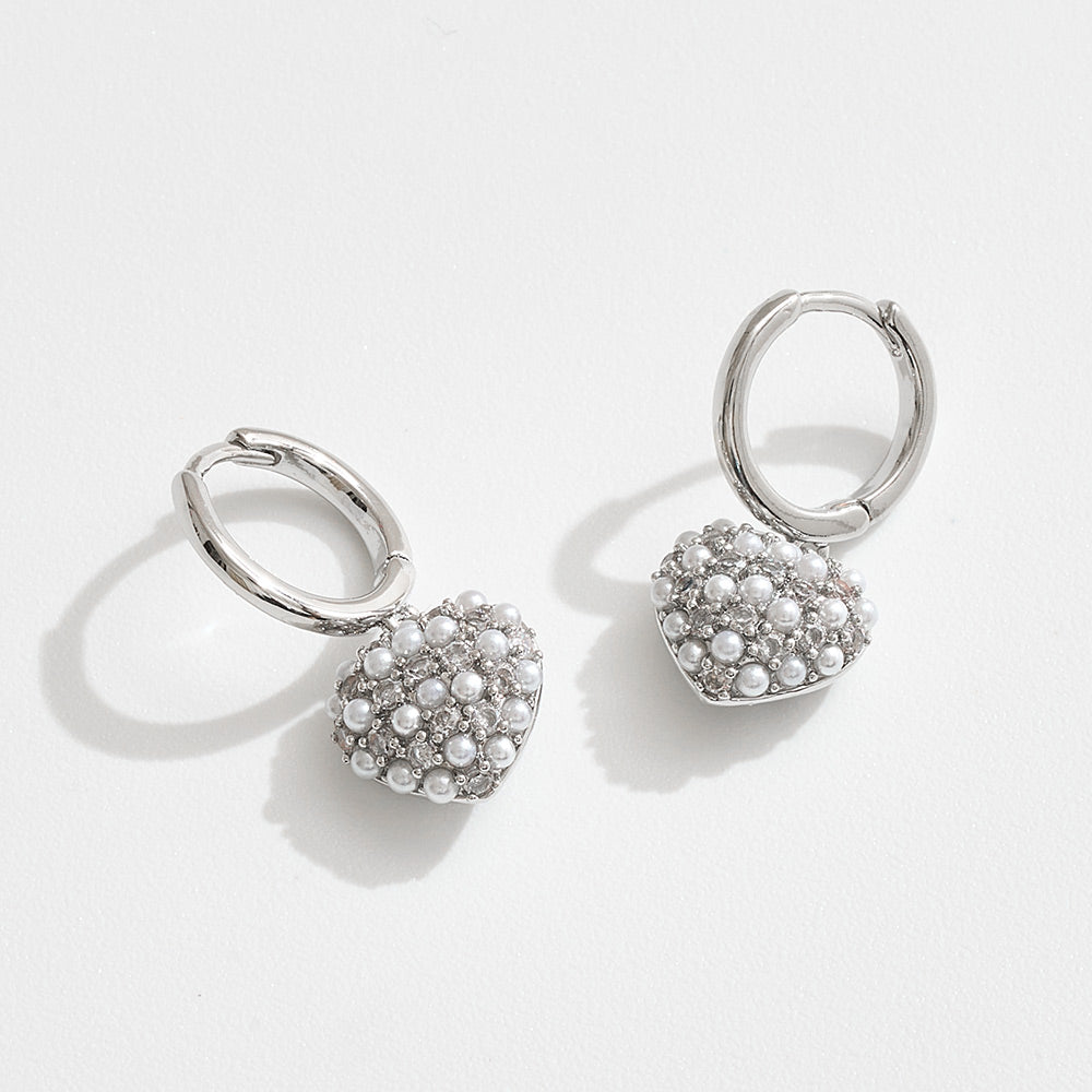 Pendientes de Aro Huggie con Corazón Pavé de Mini Circonitas Cúbicas y Perlas Bañadas en Oro Blanco