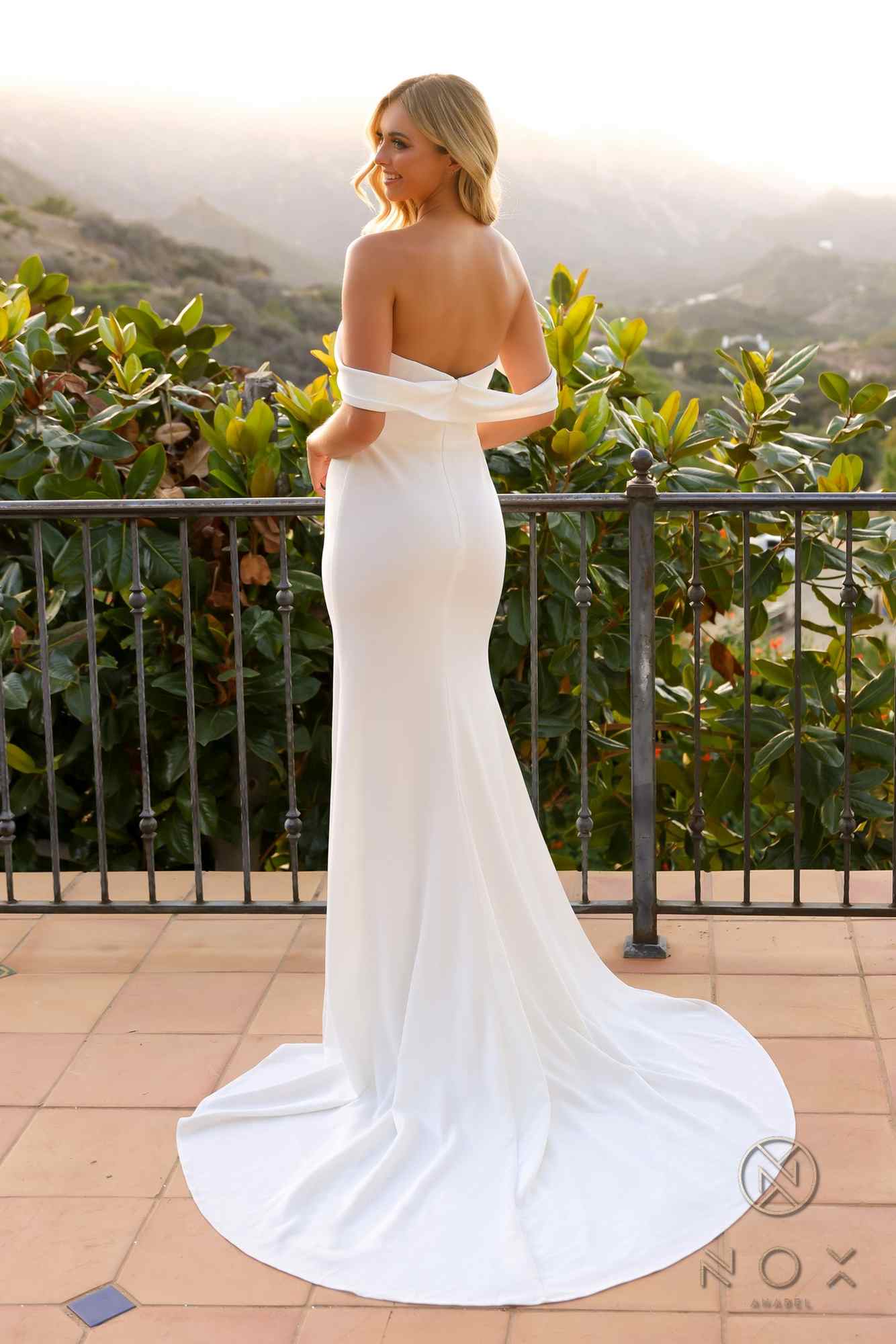 Nox Anabel JE1007 Vestido largo entallado con aberturas y hombros descubiertos en blanco