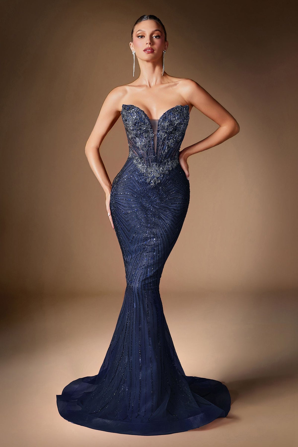 Vestido de noche Ladivine KV1129 sin tirantes con escote corazón y pedrería lineal de cristal