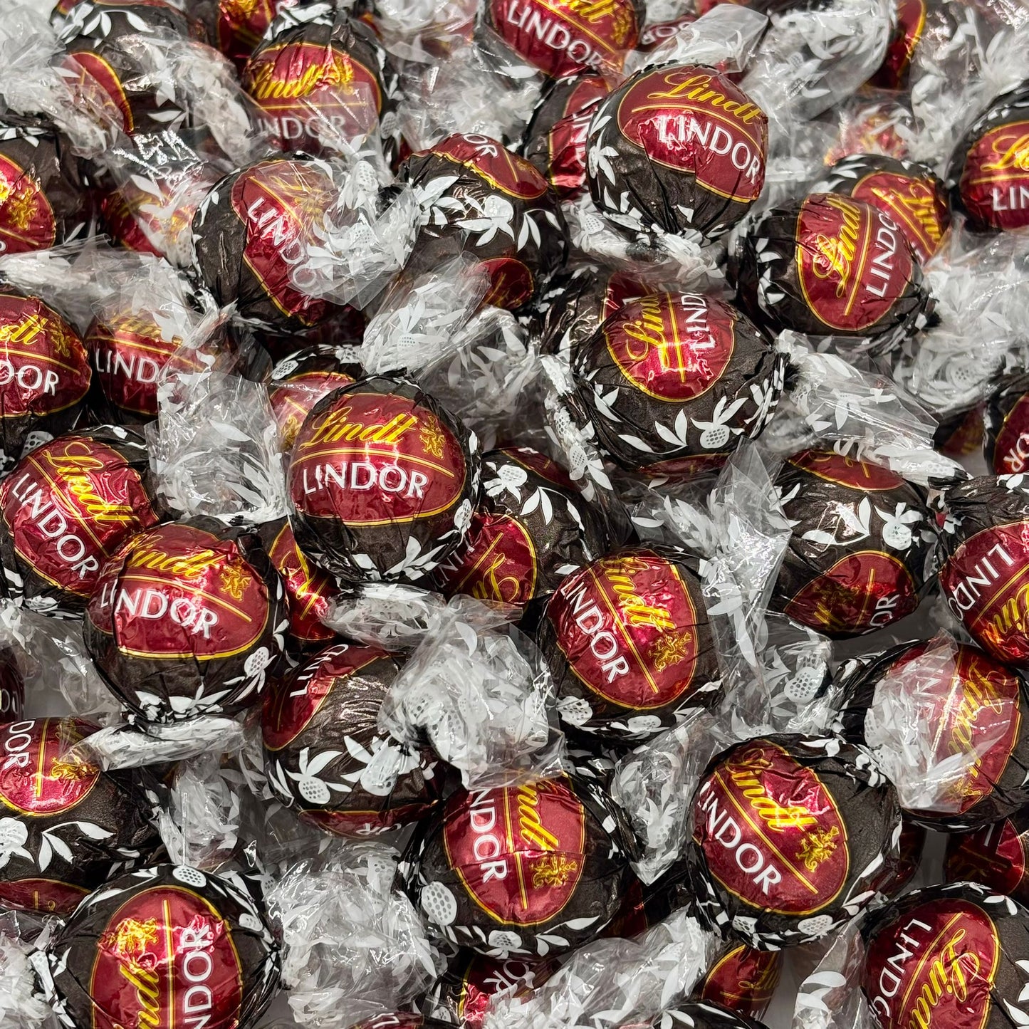 Lindt LINDOR Trufas de Chocolate Negro y Fresa – Bolsa de Valor a Granel