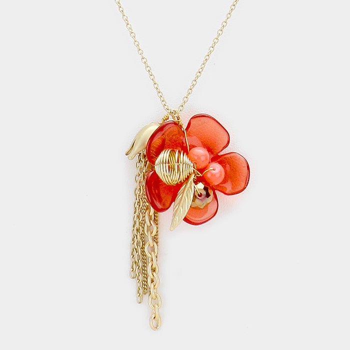 Collar con dije de flor y borla, detalle de cuentas de vidrio