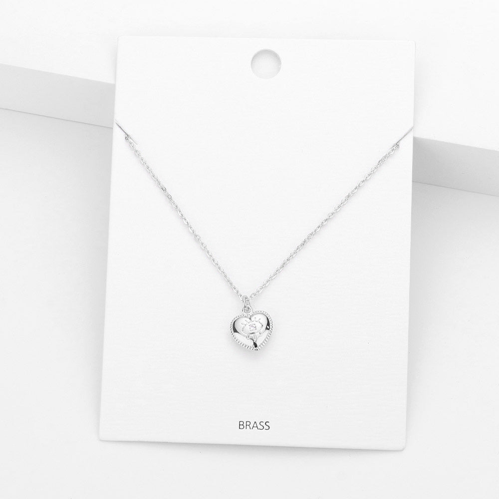 Collar con colgante de corazón de metal de latón detallado con ojo turco y piedra central