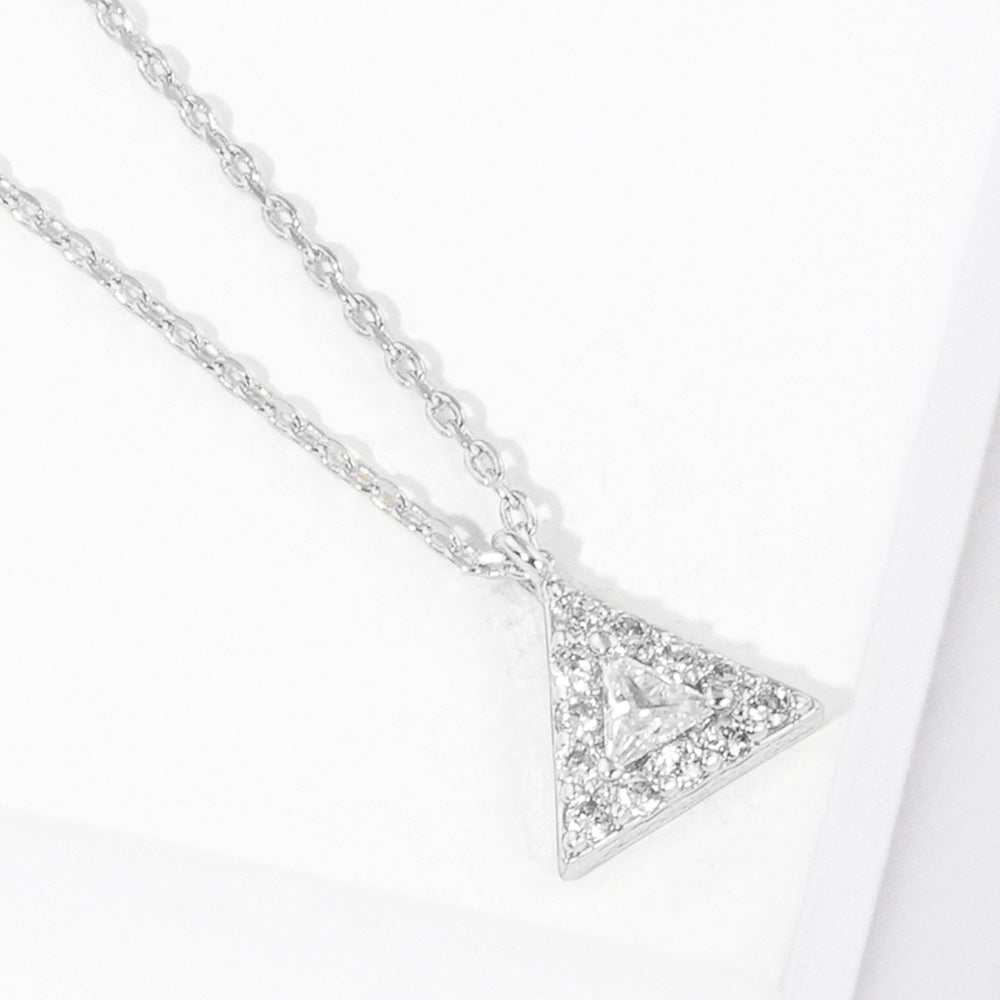 Collar con Colgante de Triángulo de Circonita Cúbica con Baño de Oro Blanco