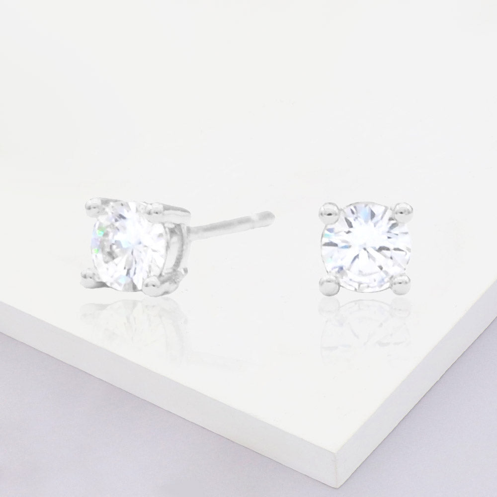 Aretes de poste con circonita cúbica redonda de 5 mm chapados en oro blanco