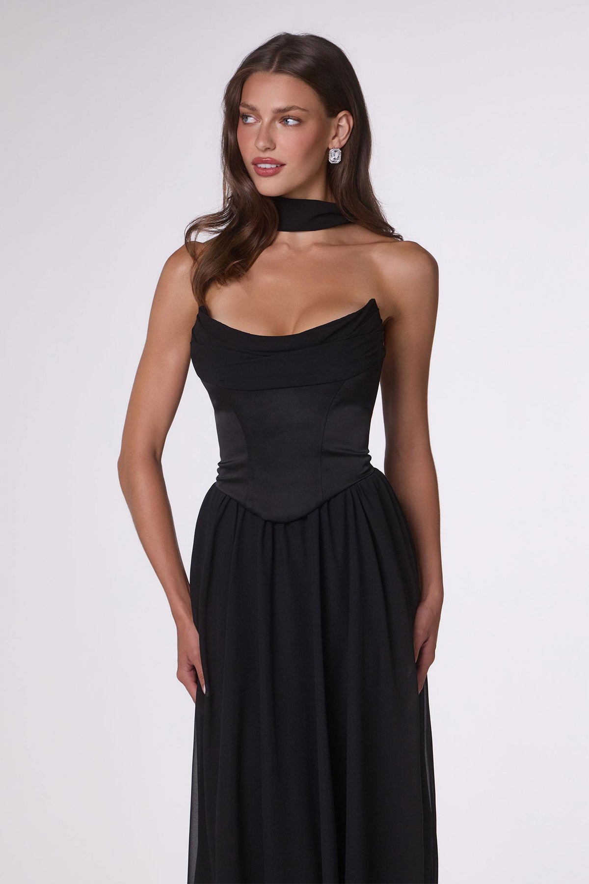 Vestido de noche Amoris T741 largo de chifón sin tirantes con corte A fluido