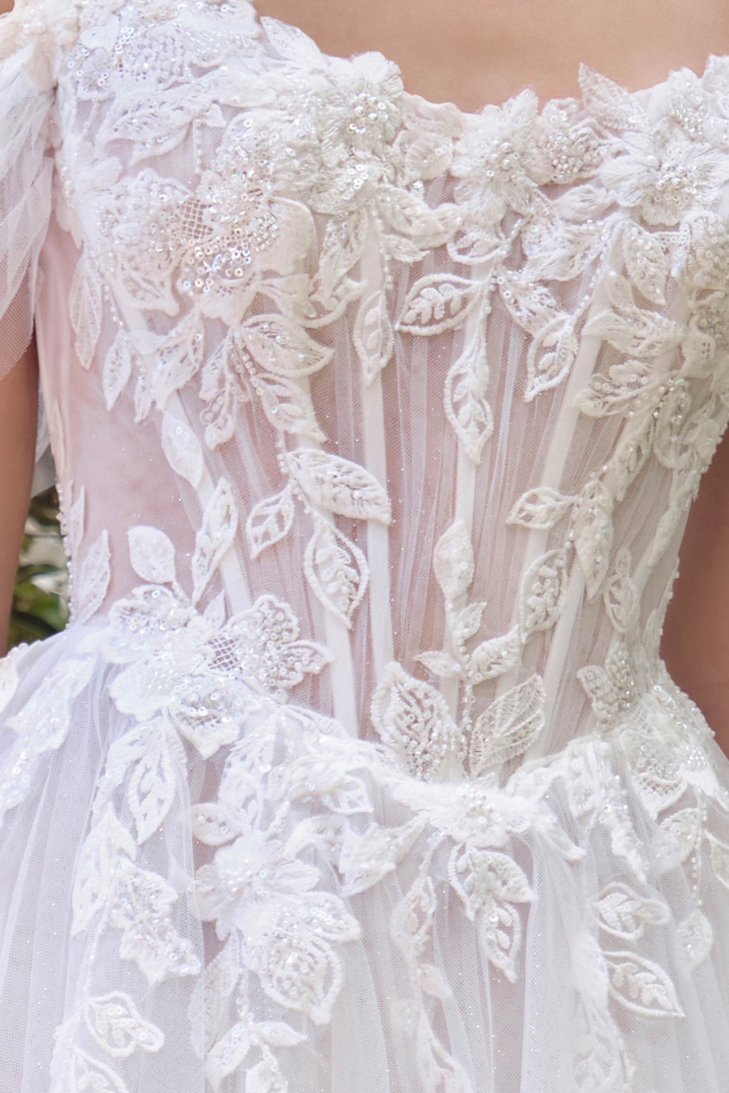 Vestido de novia de corte A con apliques florales de encaje y hombros descubiertos Andrea & Leo WL089