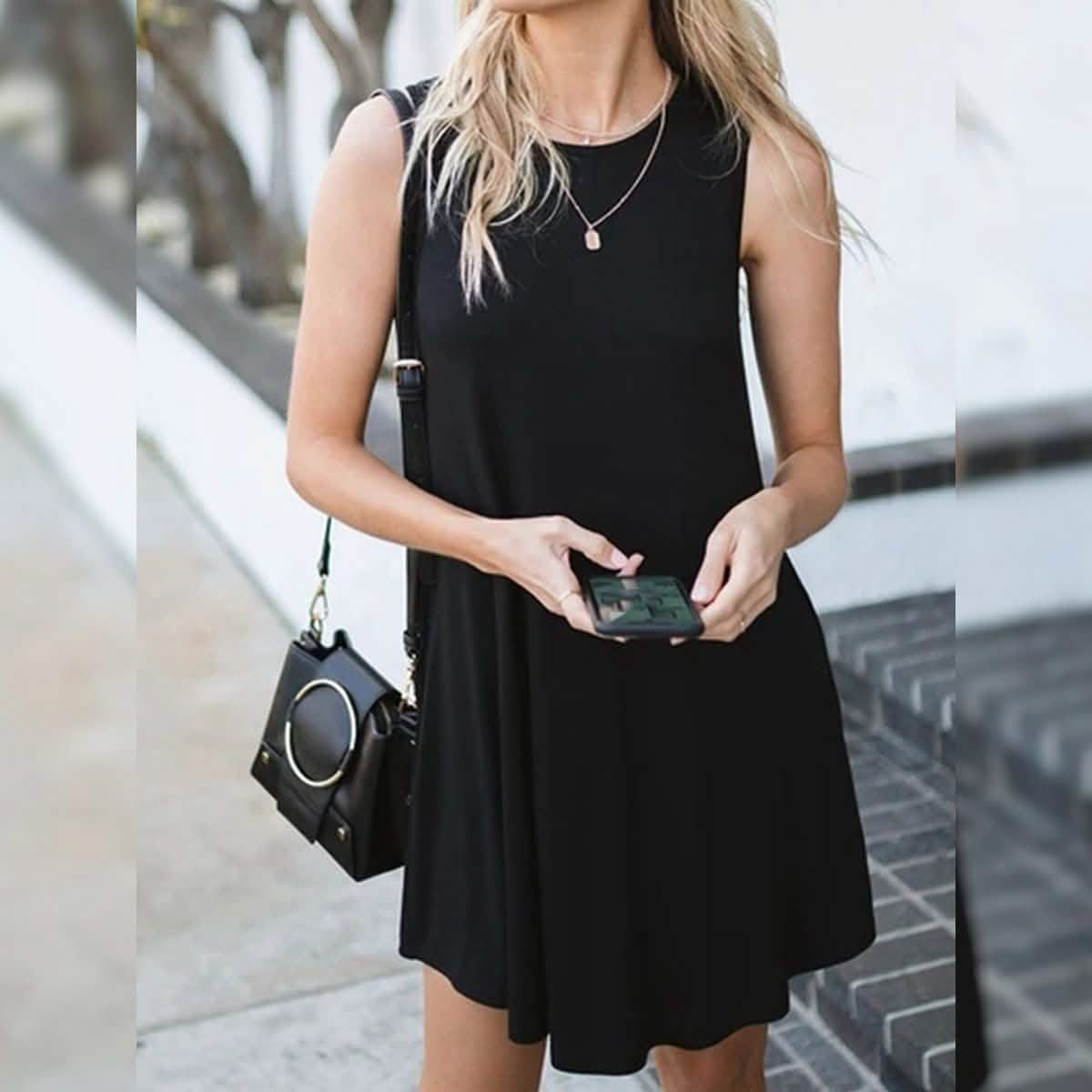 Vestido sin mangas de color liso con cuello redondo en la espalda y botonadura sencilla
