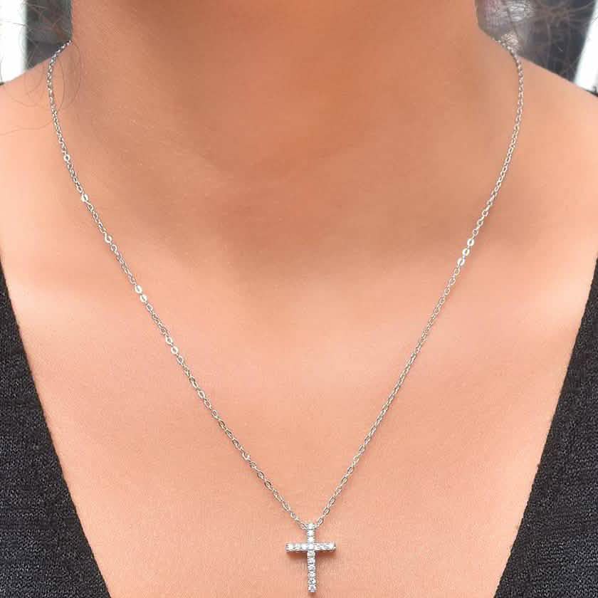 Collar con colgante de cruz de cristal