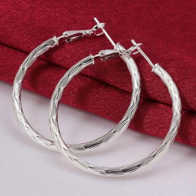 Pendientes de aro con corte de diamante en oro blanco
