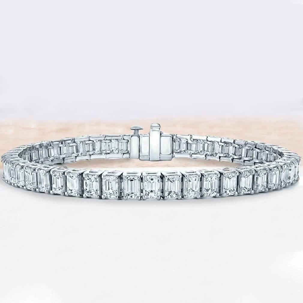 Pulsera de tenis con corte esmeralda hecha con elementos de Swarovski