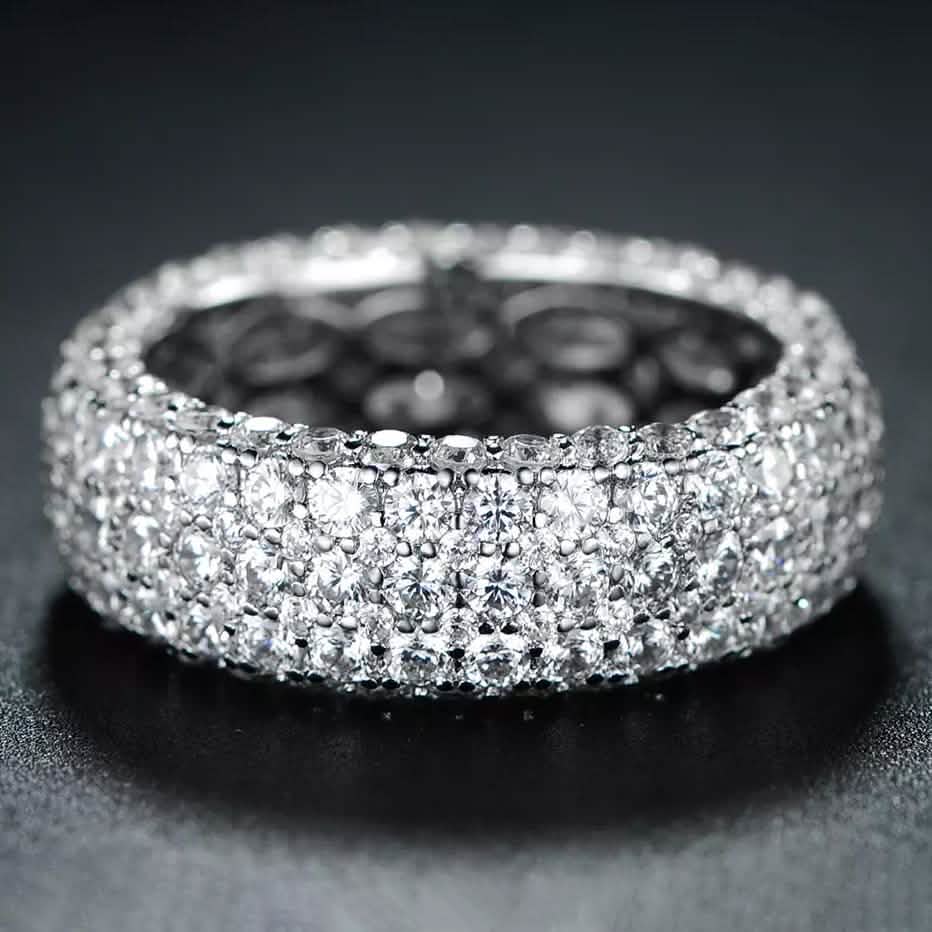 Anillo de eternidad de siete hileras Hobart con baño de oro blanco de 18 quilates