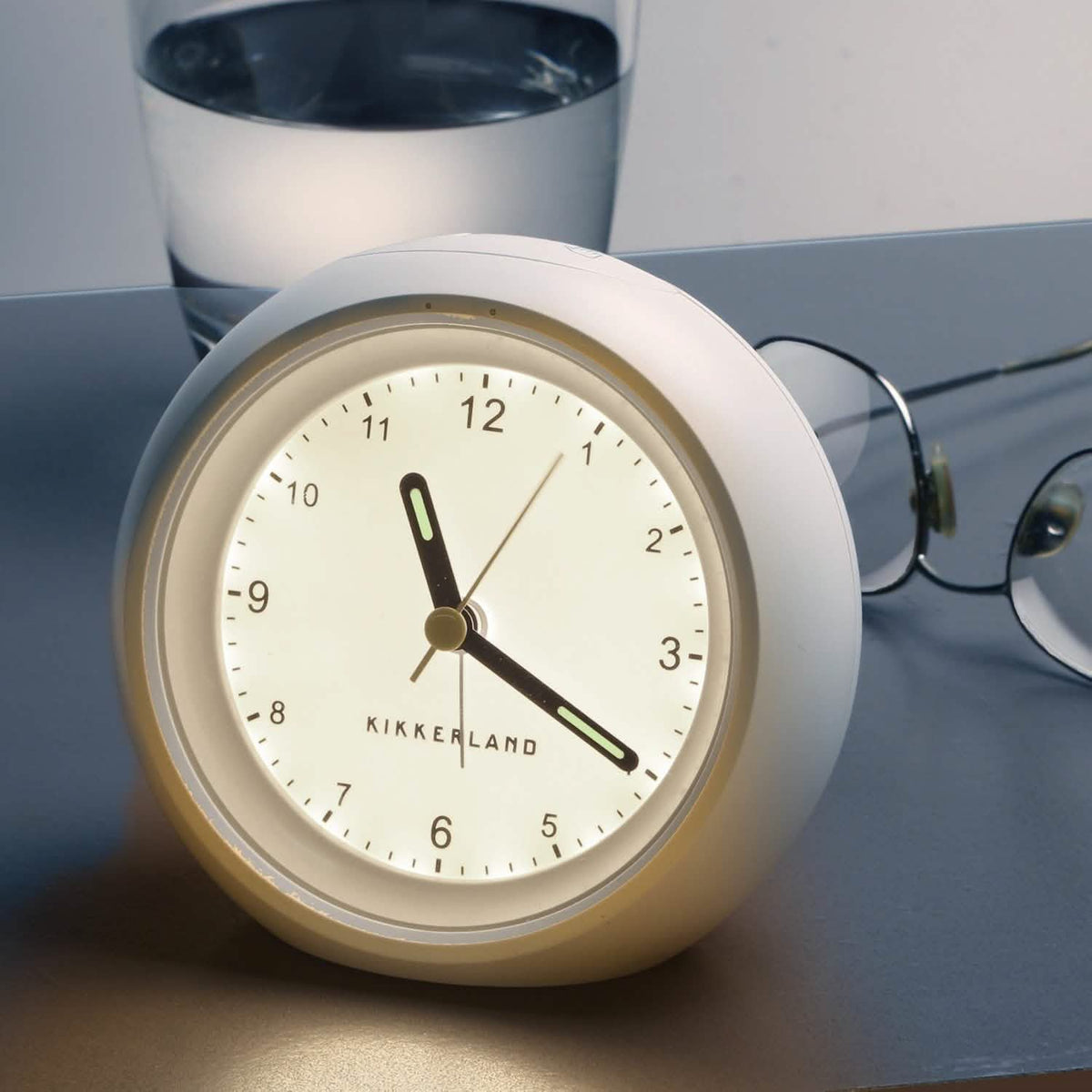 Reloj despertador con luz Kikkerland Design - Luz nocturna pulsante que promueve la relajación concentrada
