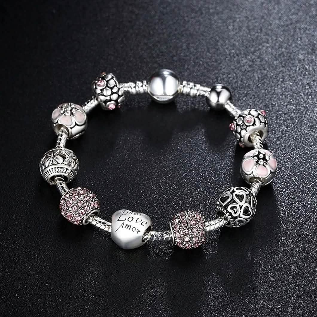 Pulsera con dije de corazón grabado "LOVE" para el Día de la Madre