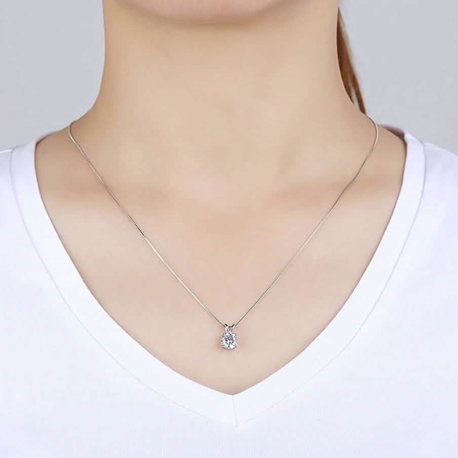 Collar con colgante de cristal solitario de talla redonda