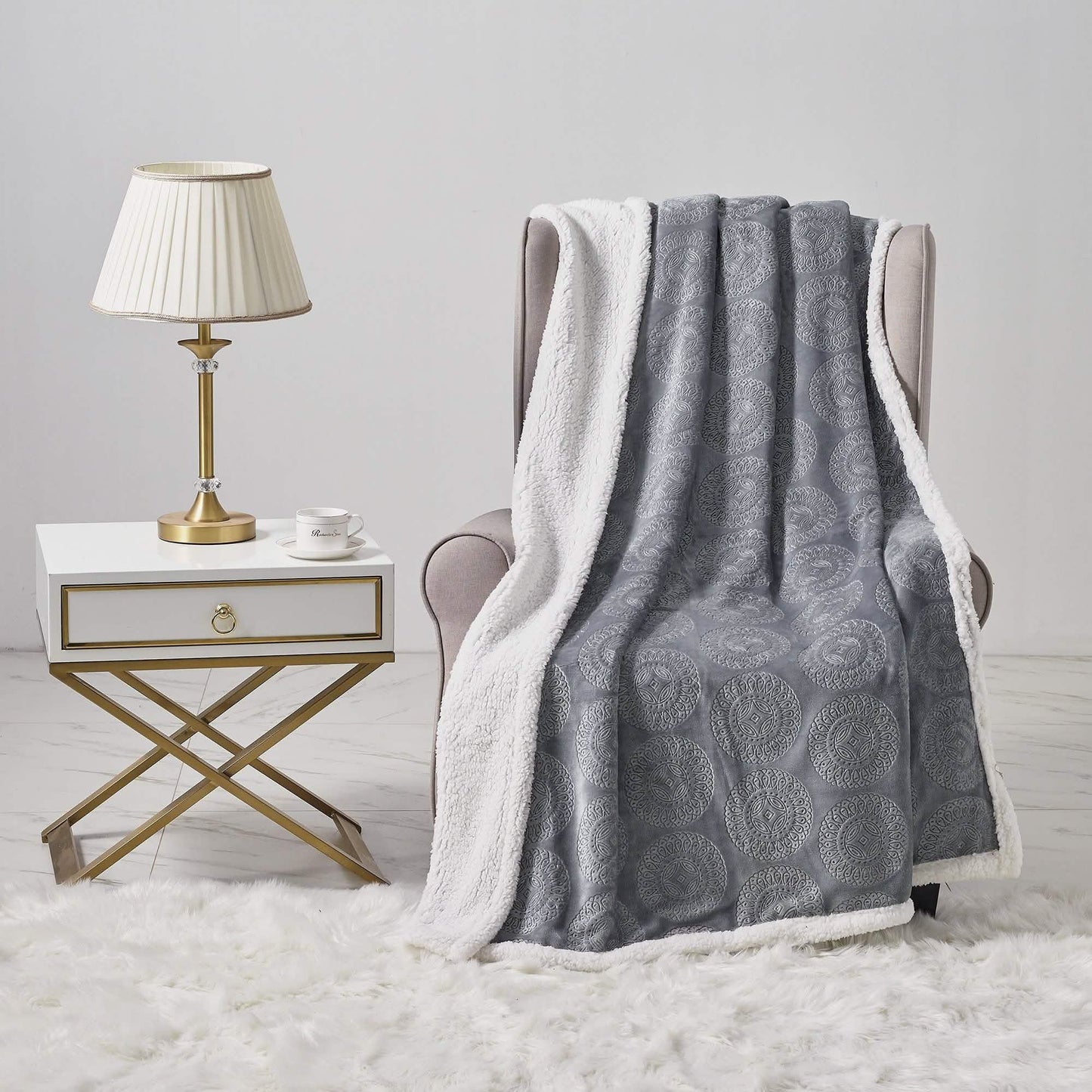 Manta reversible de forro polar con estampado en relieve Sheradian/sherpa Caesar