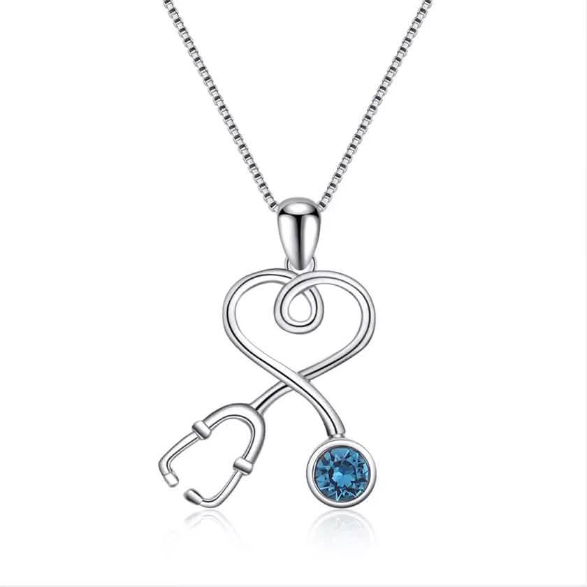 Collar con colgante de estetoscopio de corazón de plata de ley con cristales de Swarovski