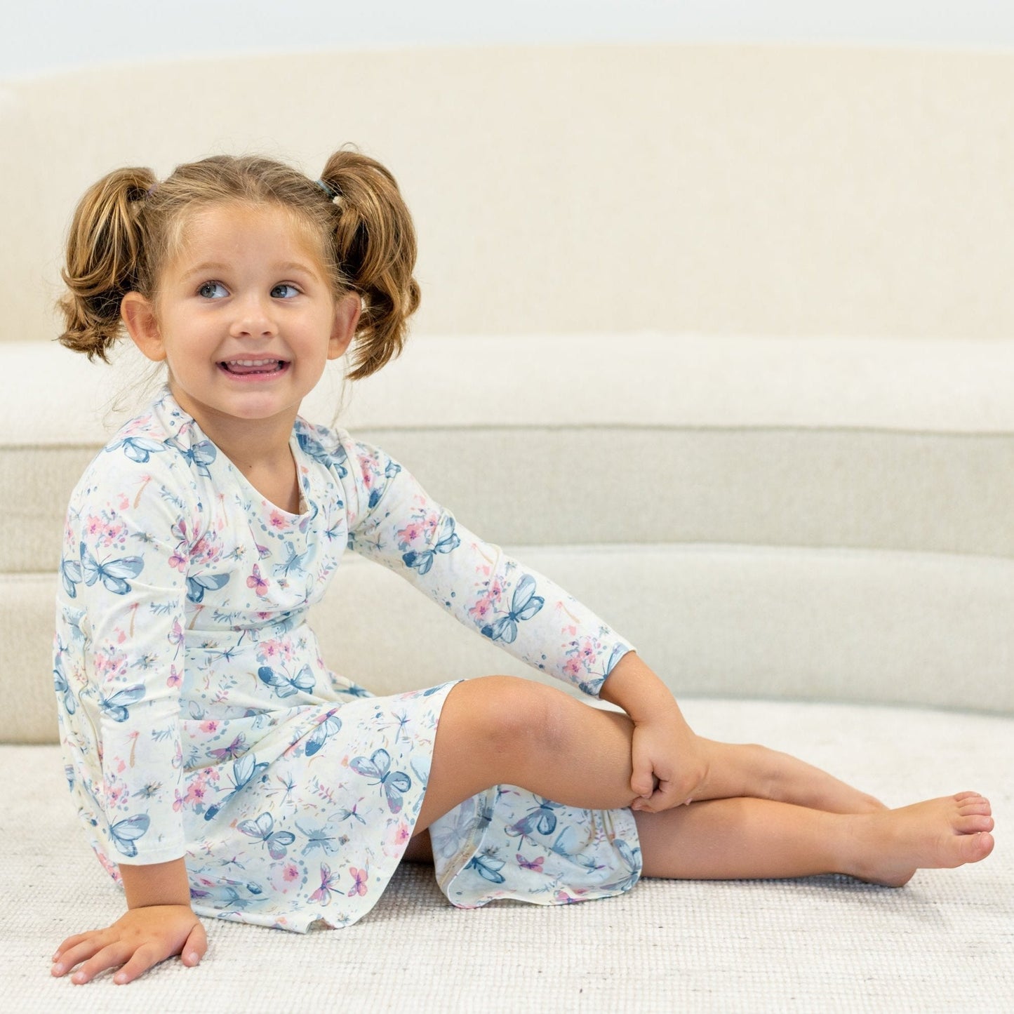 Vestido de niña con mariposa y remolinos en acuarela