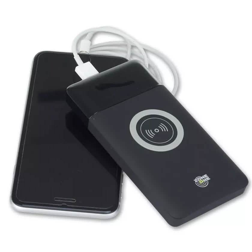 Batería portátil de 15 000 mAh Zone One con LED, doble USB y carga inalámbrica