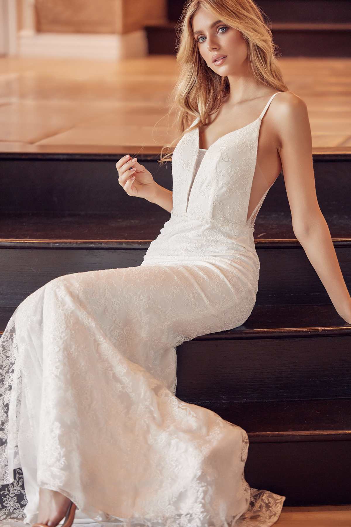 Vestido ceñido Juliet 272 con encaje bordado y detalles de pedrería
