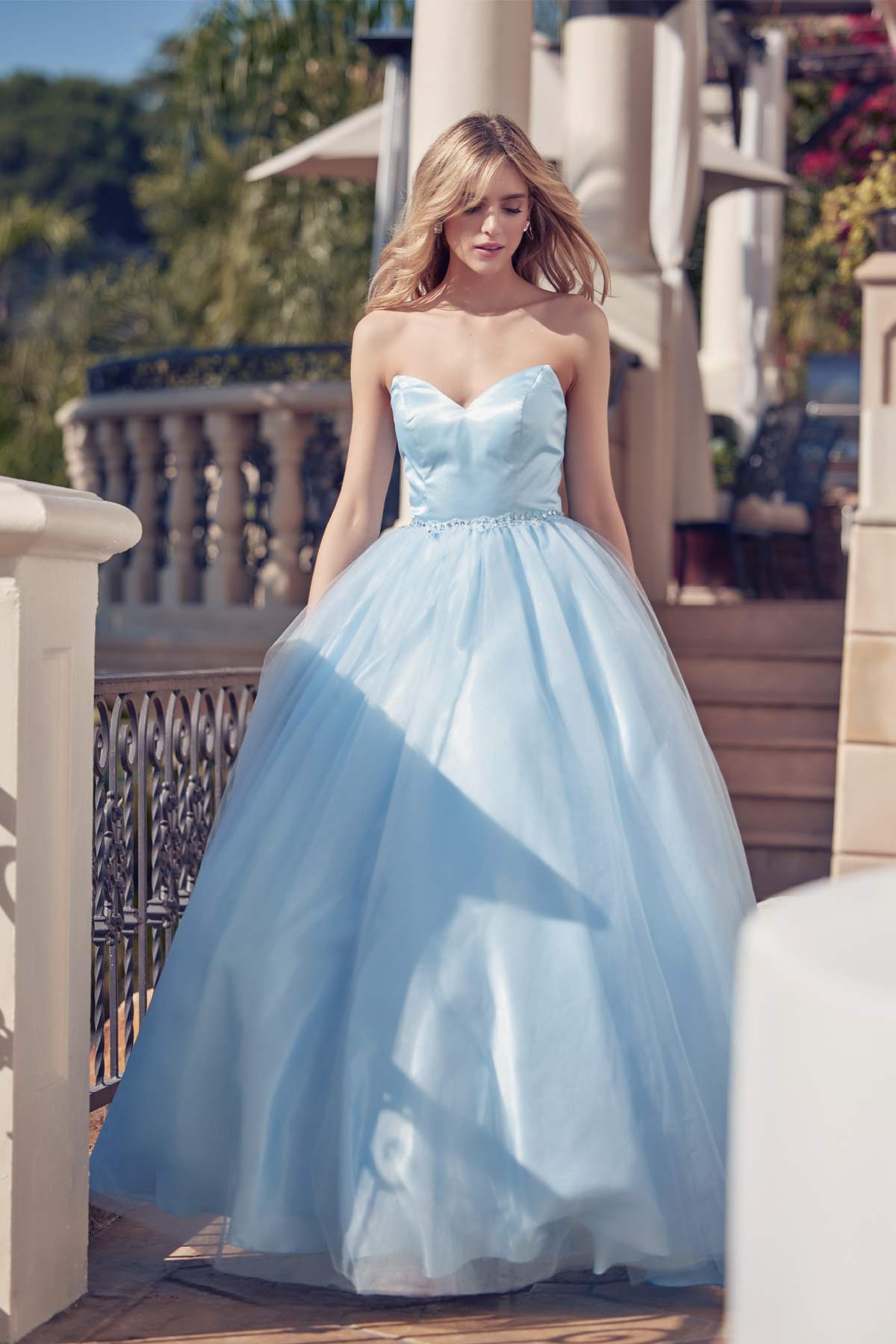 Juliet 265 Vestido de Gala Acampanado sin Tirantes con Cinturón de Cuentas