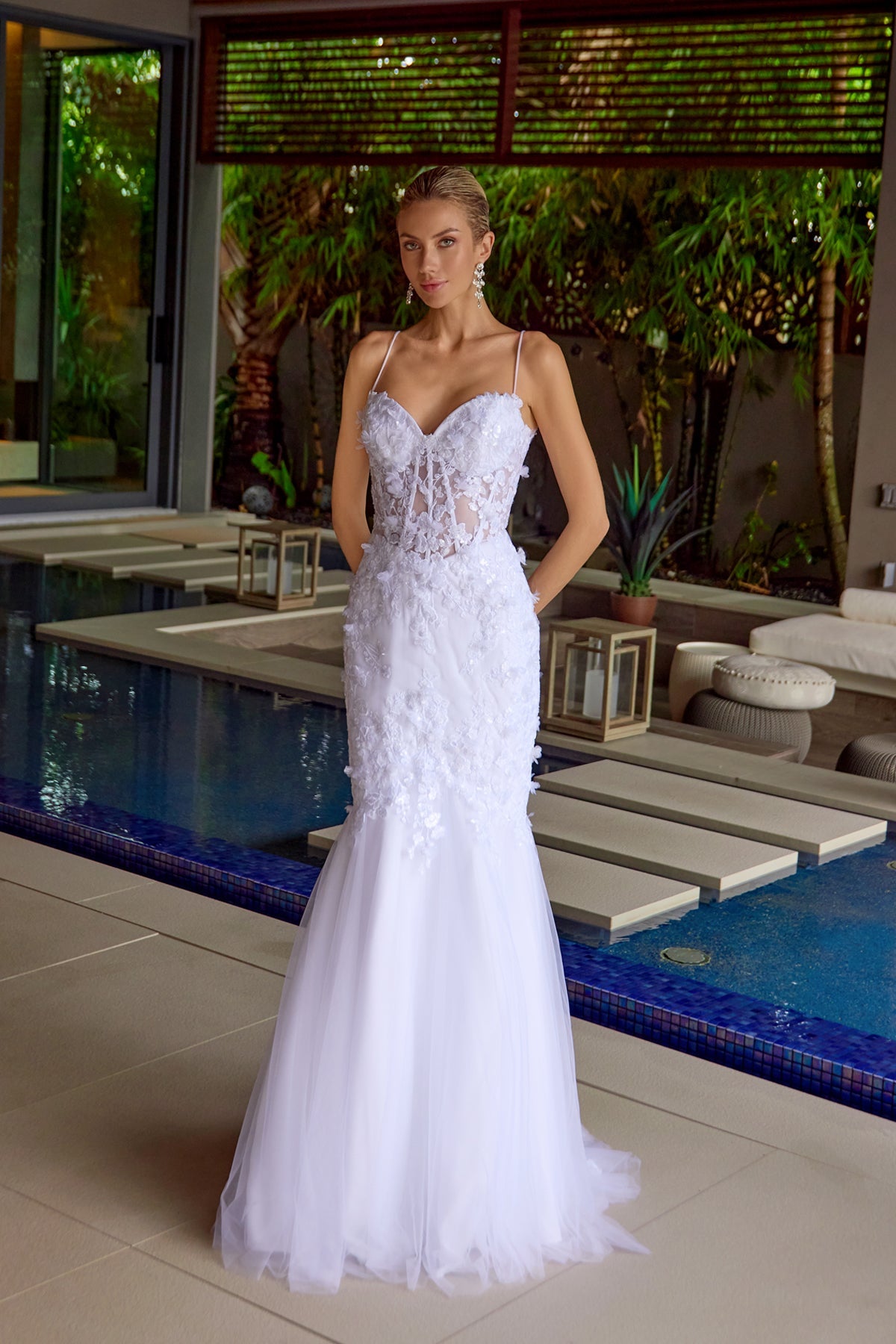 Vestido de trompeta largo con escote corazón, corpiño deshuesado y adornado Juliet JT2469KW