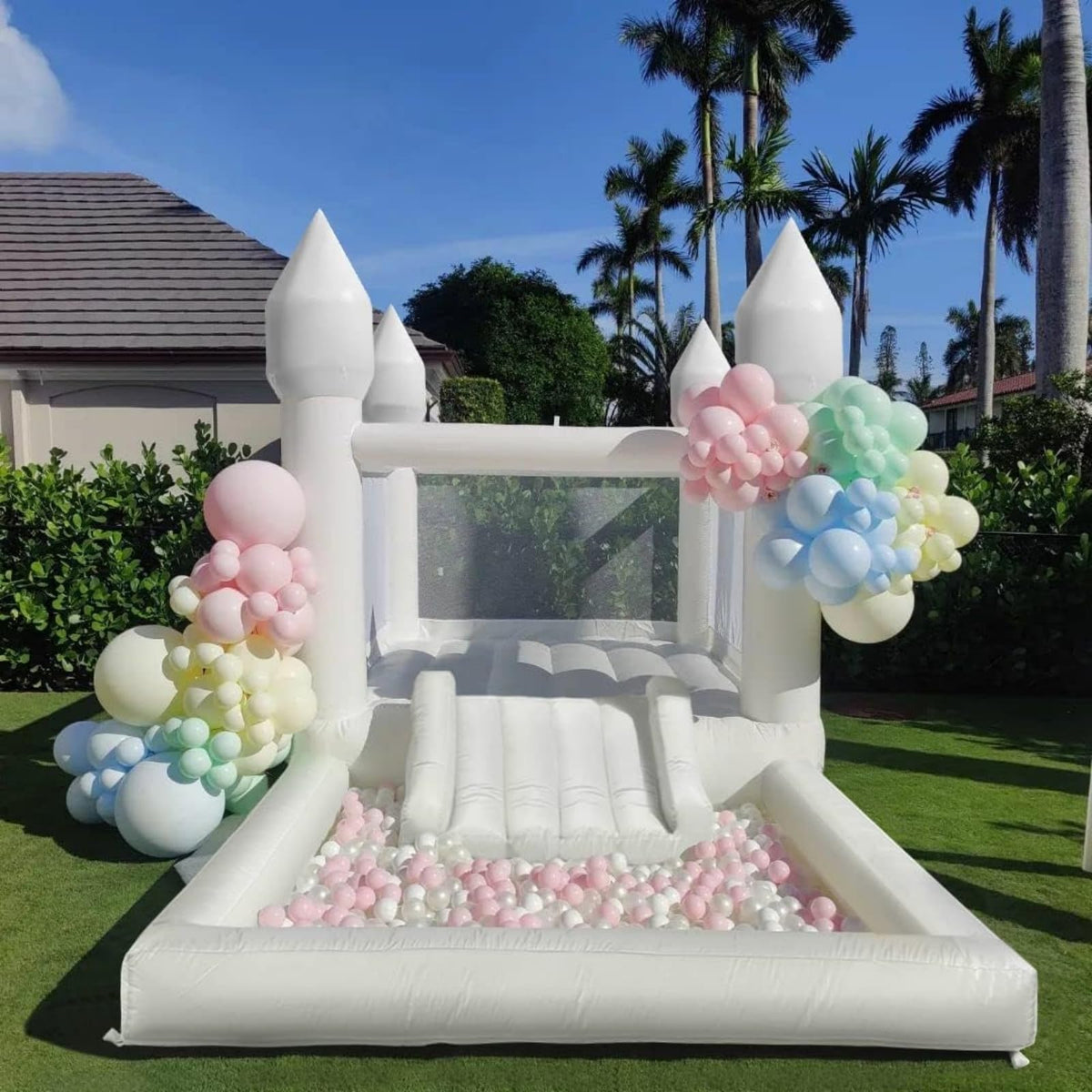 Castillo inflable blanco para niños con soplador UL - Piscina de bolas grande portátil de 13 L x 8 A x 8 de espacio para saltar 3 en 1, castillos inflables, una espaciosa sala de juegos para niños de 3 a 12 años
