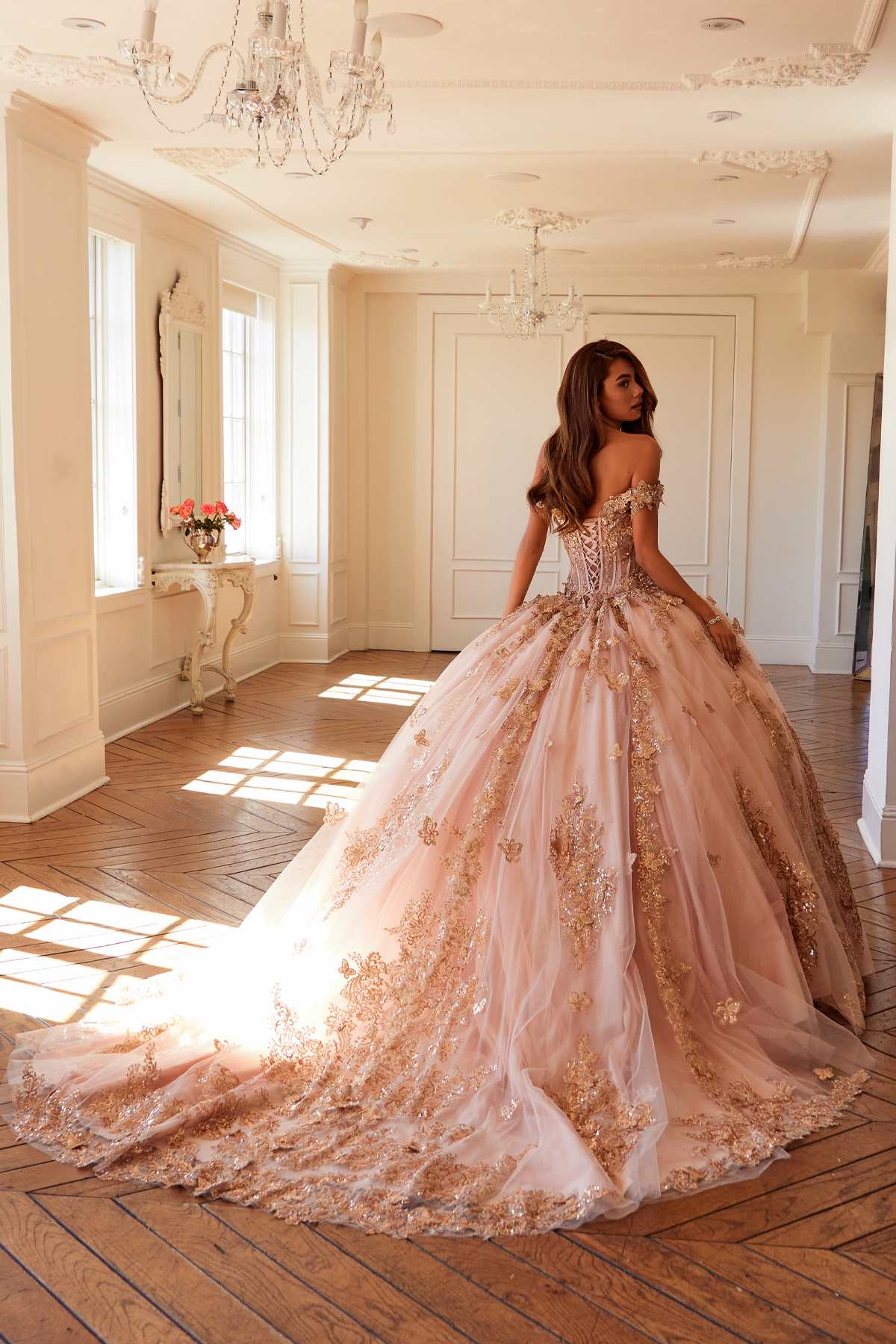 Vestido de fiesta quinceañera Juliet JT1485J estilo Cenicienta con hombros descubiertos