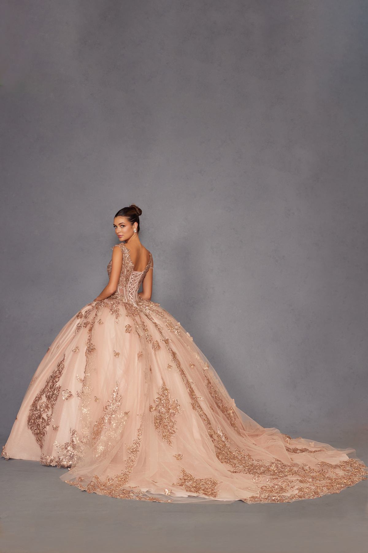 Vestido de fiesta quinceañera Juliet JT1485J estilo Cenicienta con hombros descubiertos
