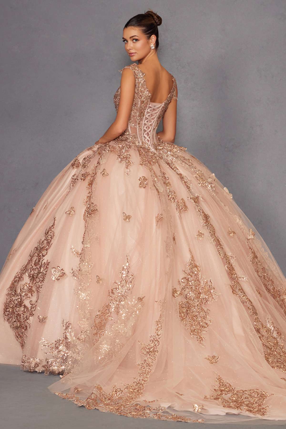 Vestido de fiesta quinceañera Juliet JT1485J estilo Cenicienta con hombros descubiertos