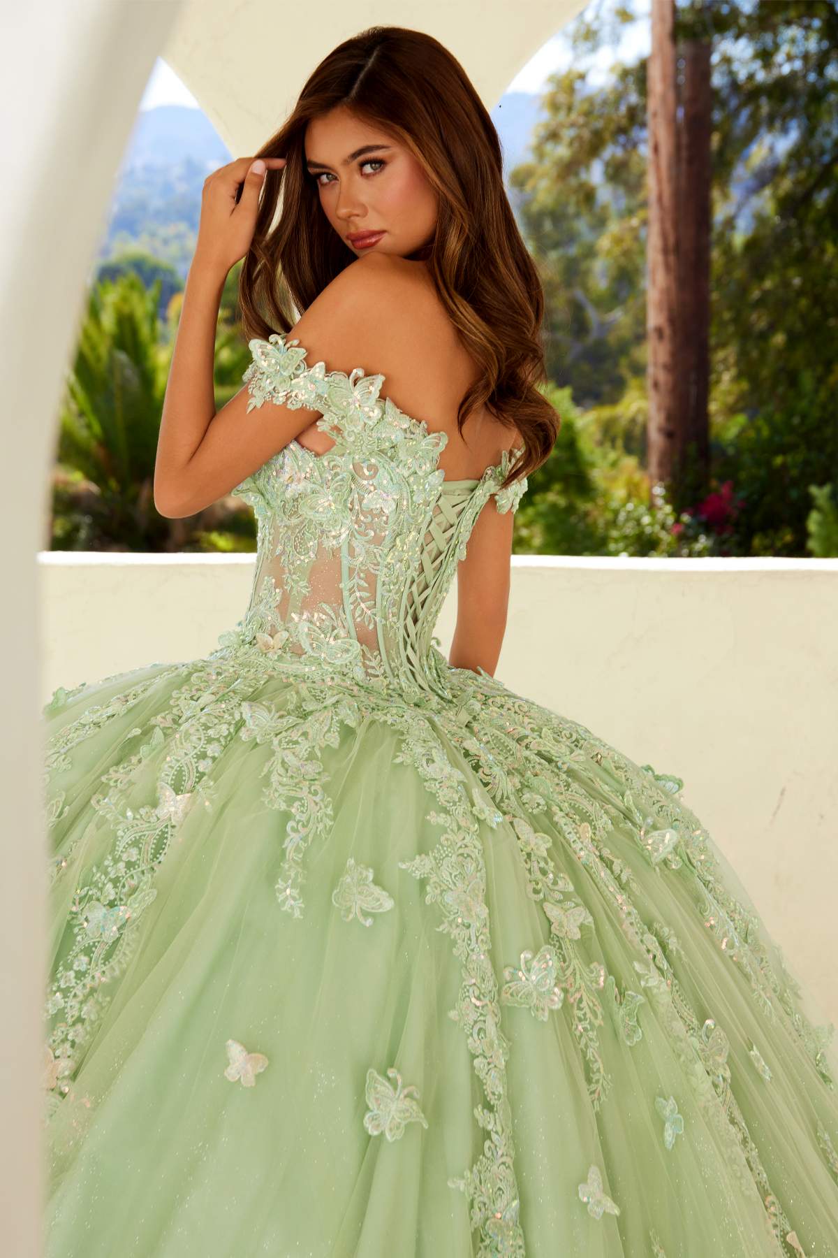 Vestido de fiesta quinceañera Juliet JT1485J estilo Cenicienta con hombros descubiertos