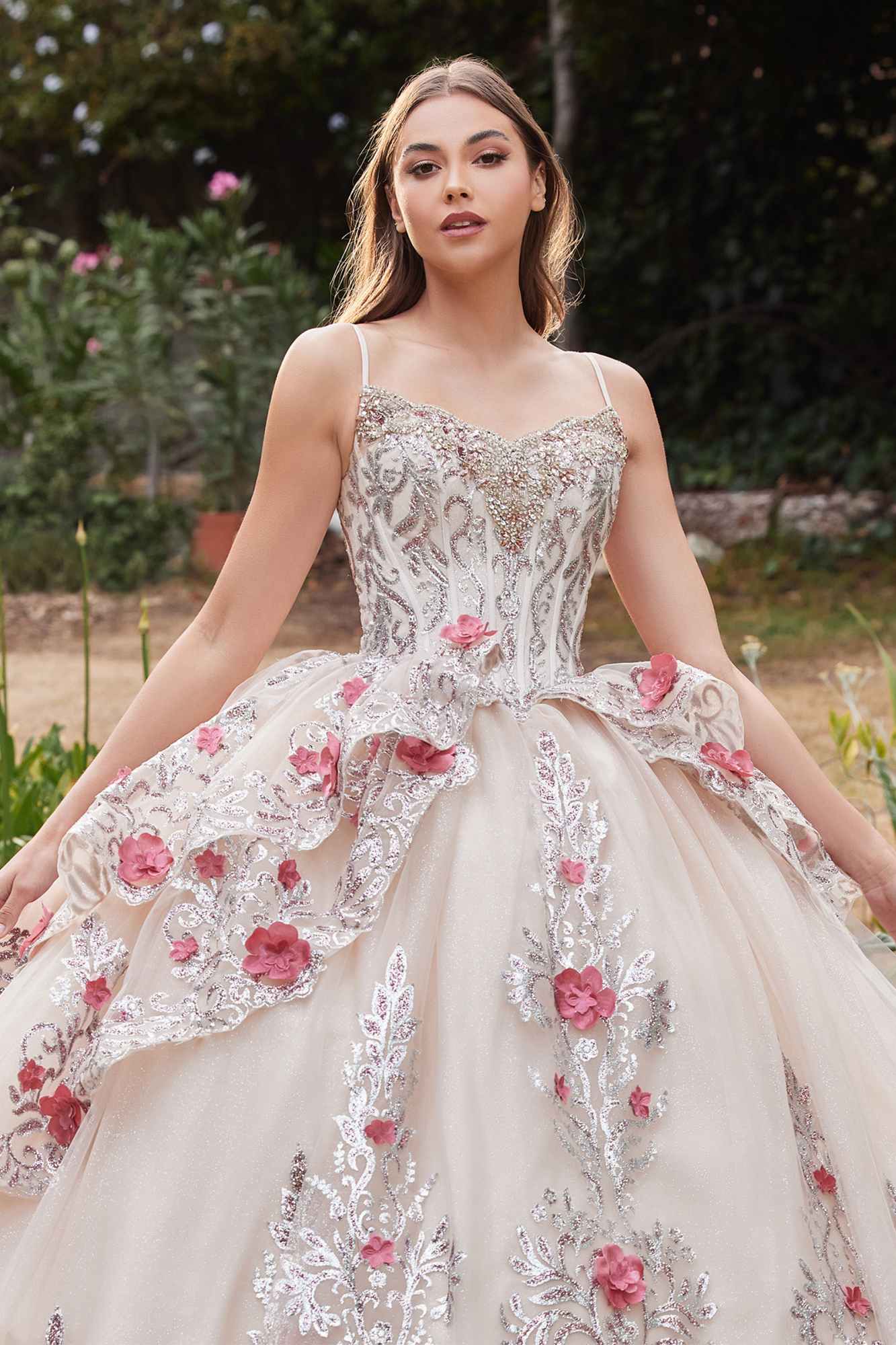 Vestido de gala de quinceañera de tul en capas Ladivine 15703 con apliques florales