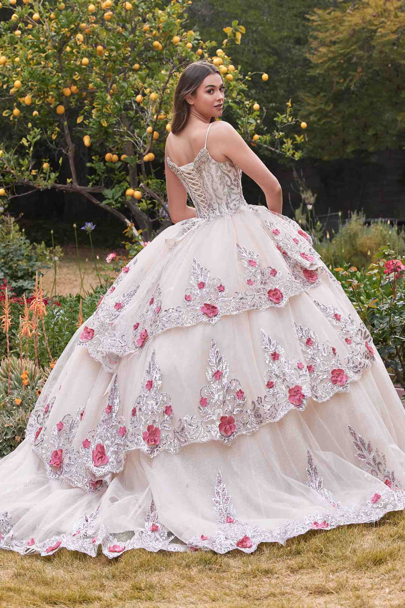 Vestido de gala de quinceañera de tul en capas Ladivine 15703 con apliques florales
