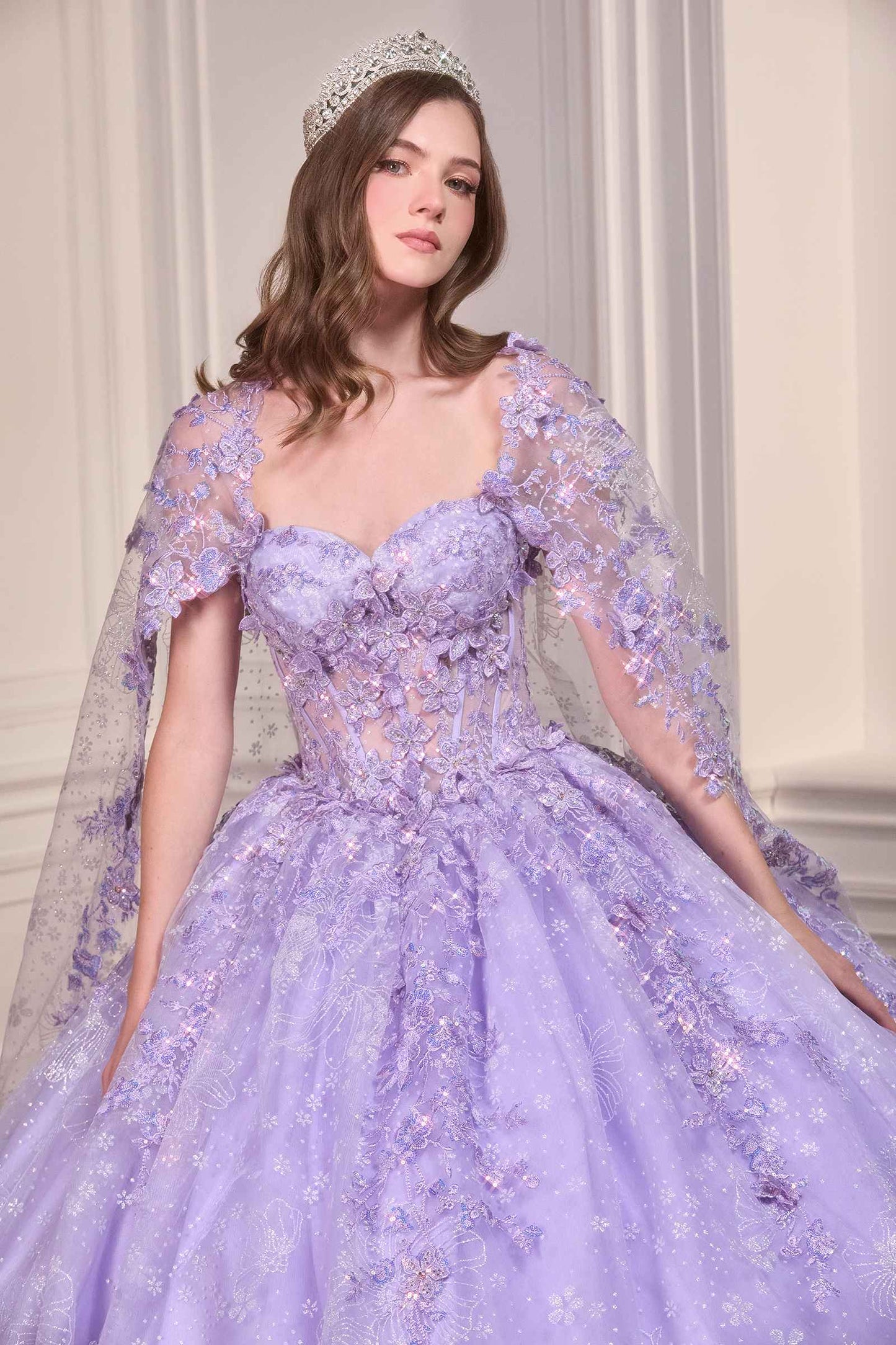 Vestido largo y voluminoso de quinceañera Ladivine 15719 con capa de tul