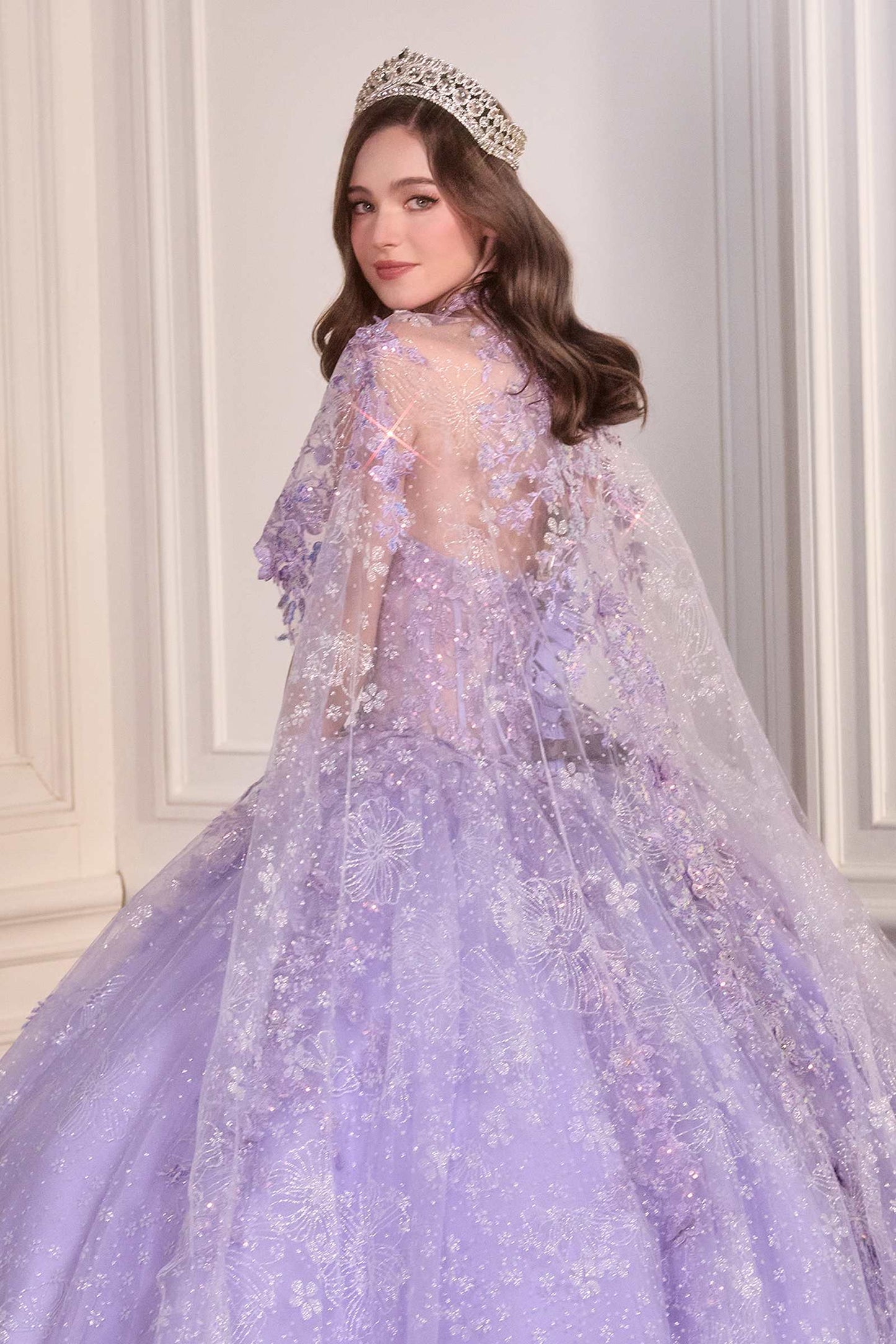Vestido largo y voluminoso de quinceañera Ladivine 15719 con capa de tul